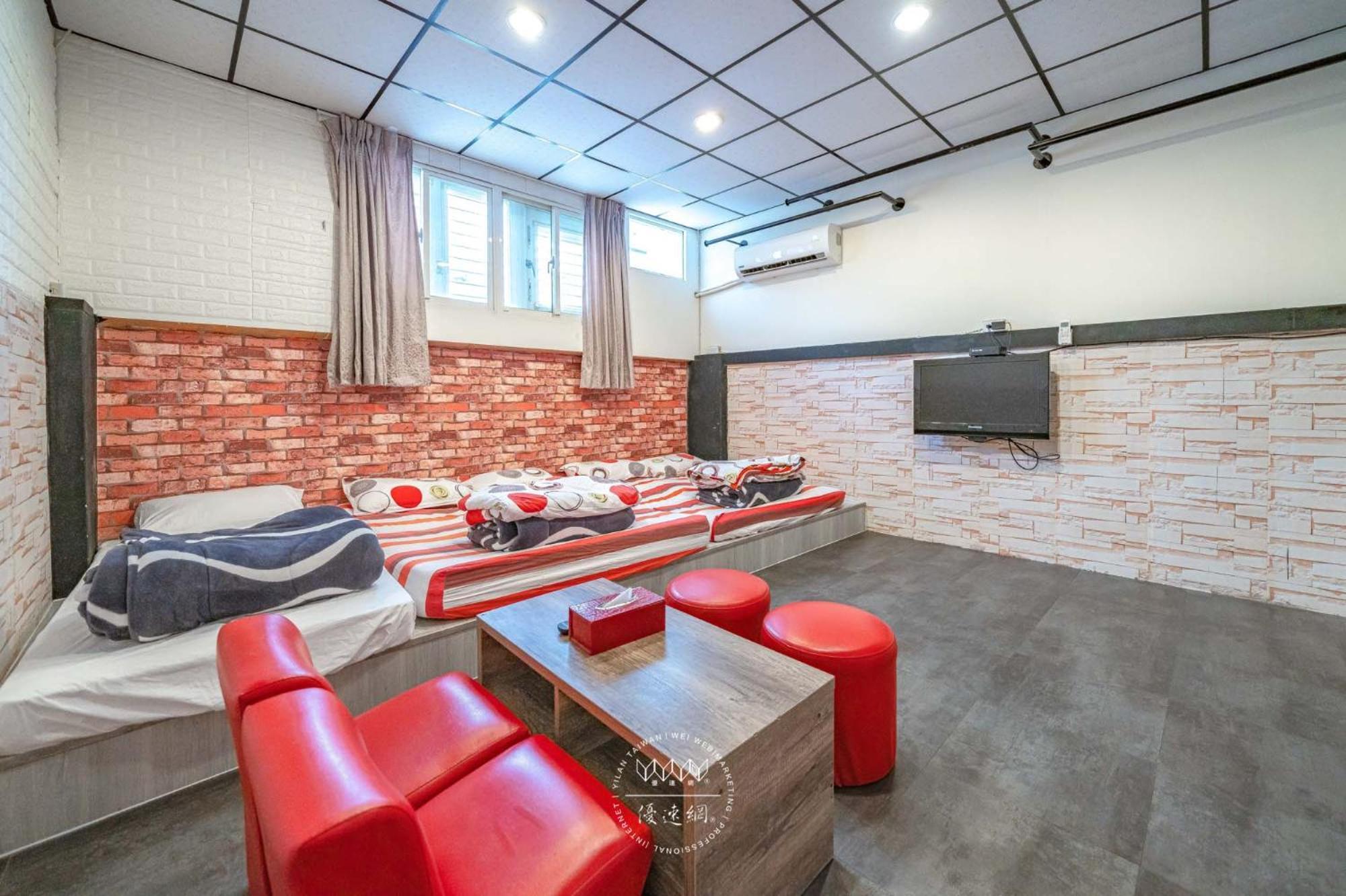 羅東夜市 工業loft旅宿 Loft House Luodong Exteriör bild
